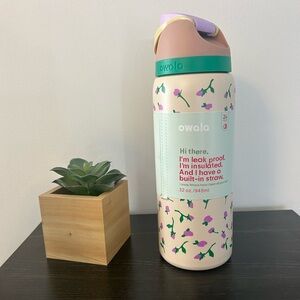 Owala 32oz Special Edition Urban Outfitters Tea Time Floral Free Sip Bottle